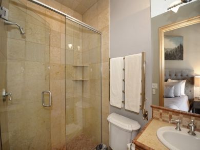 A luxury Ski Retreat with Five Bedrooms and a Great Interior
